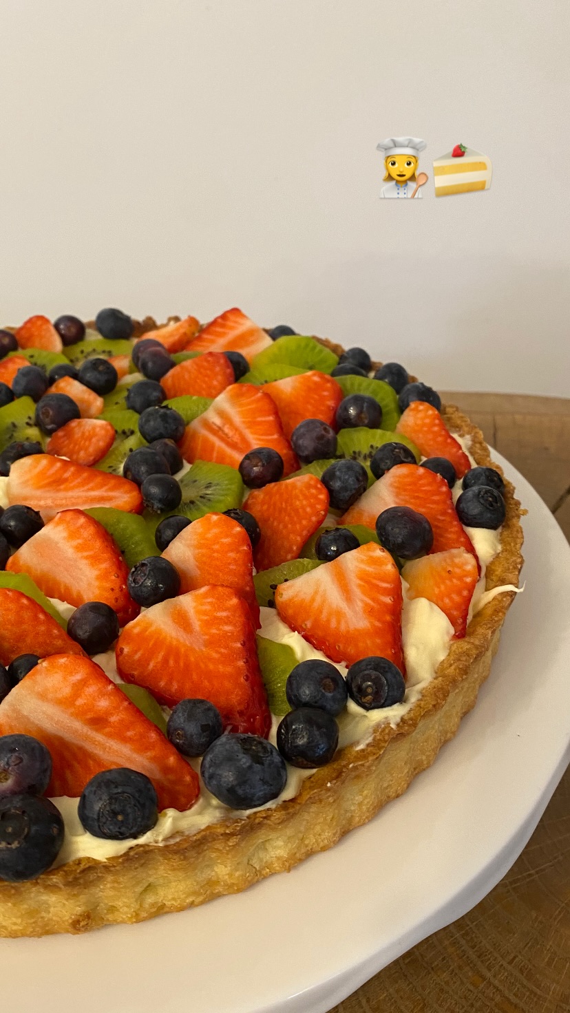 Tarta owocowa z kremem, truskawkami, borówkami i kiwi