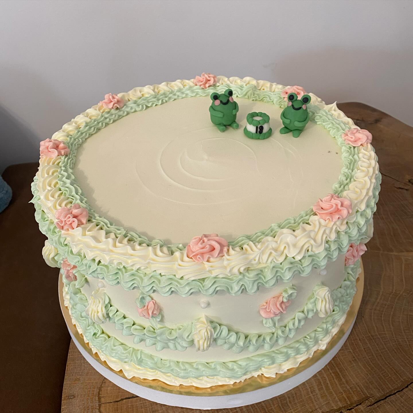 Pastelowy tort artystyczny z dekoracją kremową